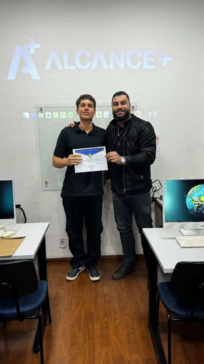 Aluno recebe o certificado do curso