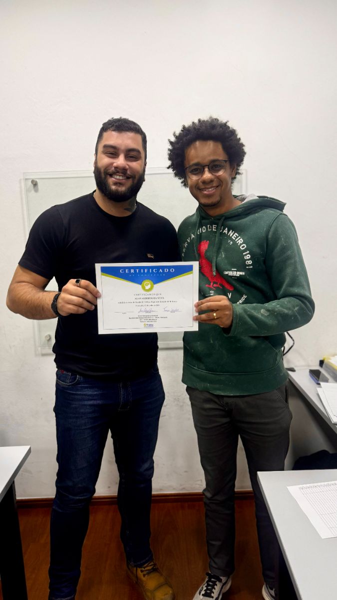 Aluno recebe o certificado do curso