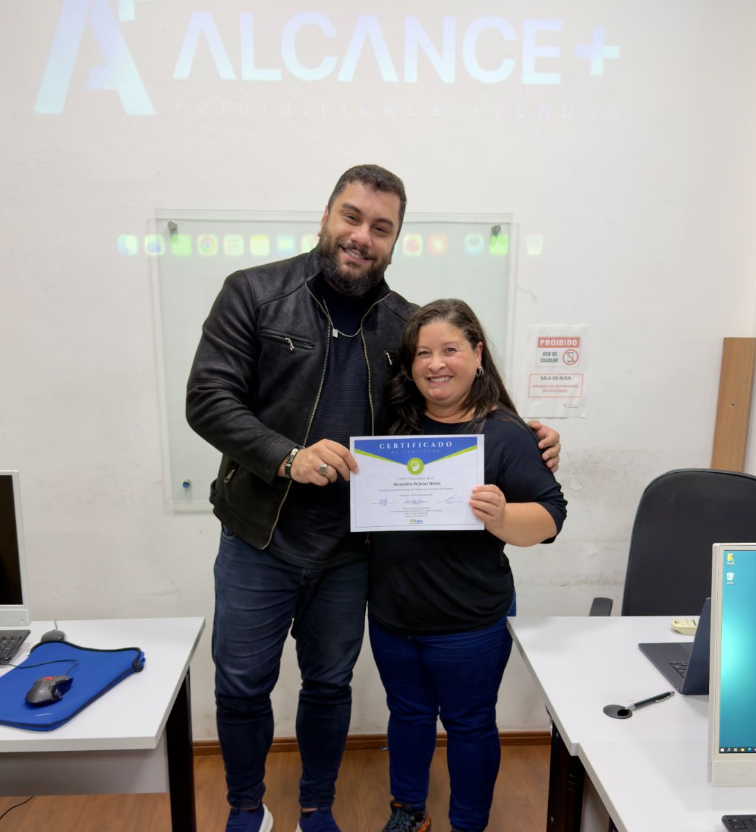 Aluno recebe o certificado do curso