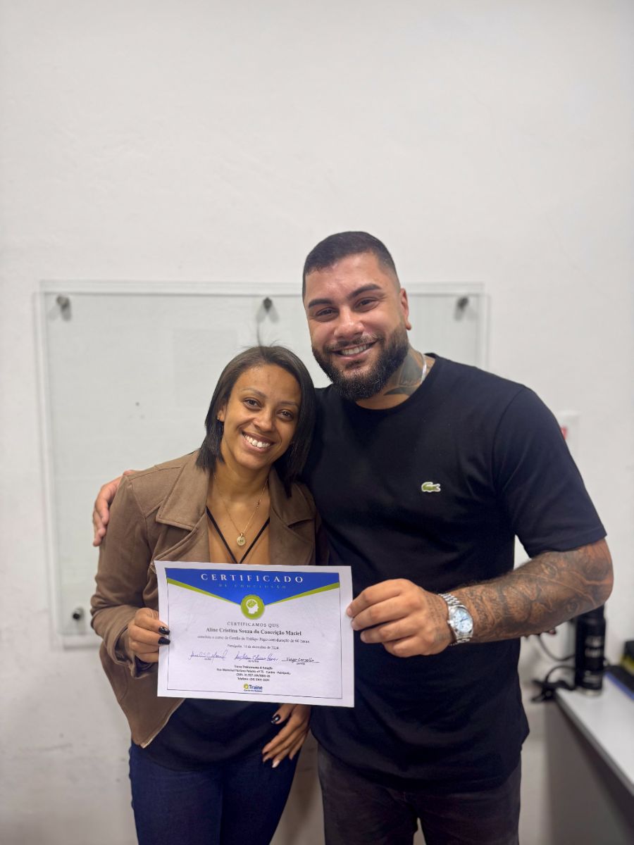 Aluno recebe o certificado do curso