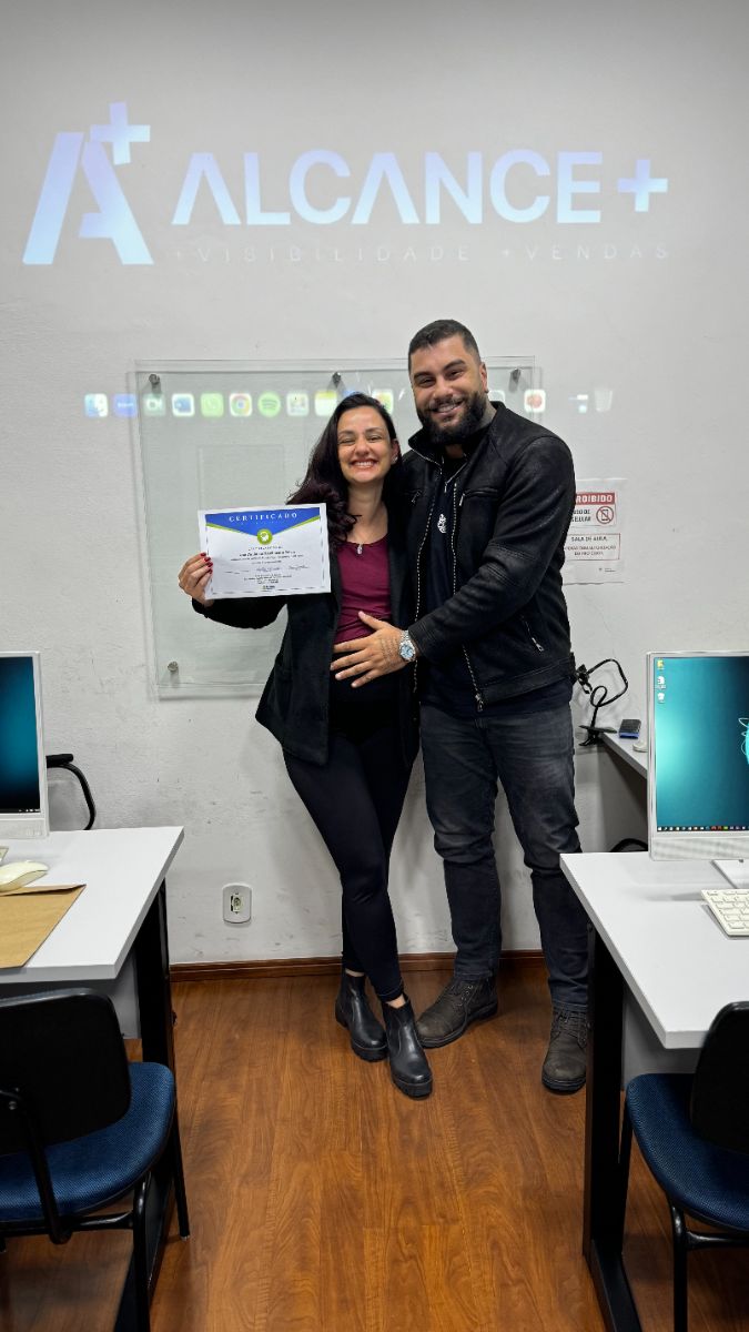 Aluno recebe o certificado do curso