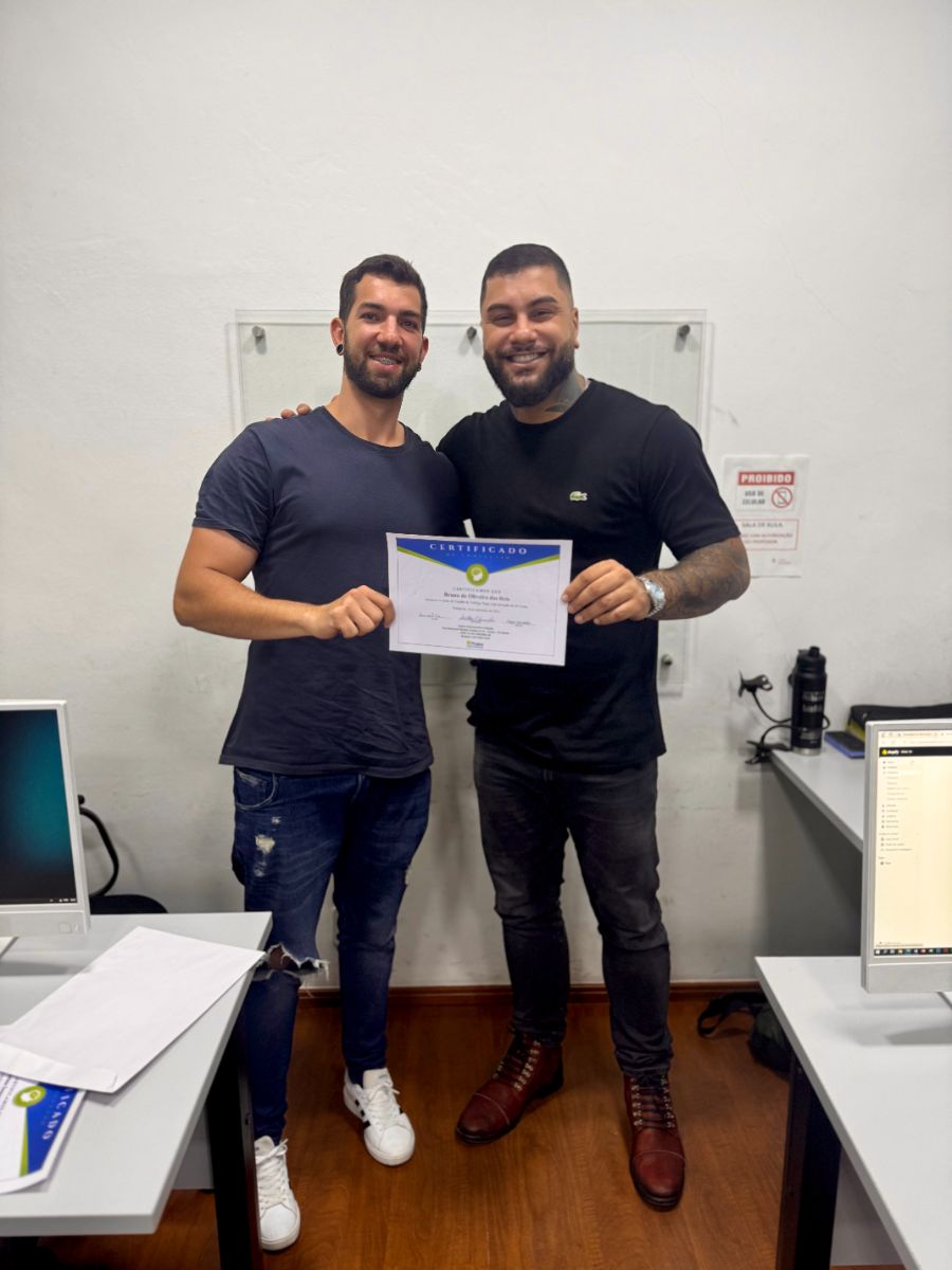 Aluno recebe o certificado do curso