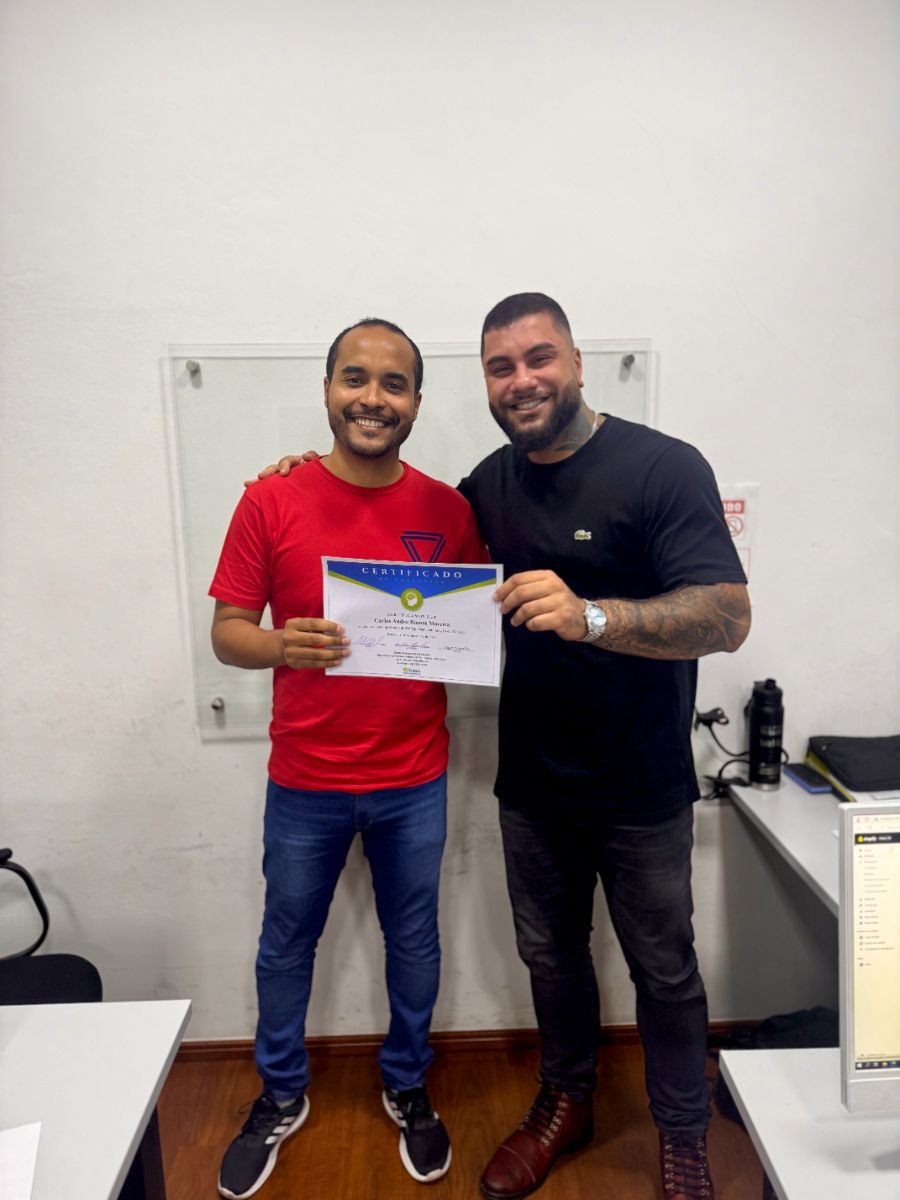 Aluno recebe o certificado do curso