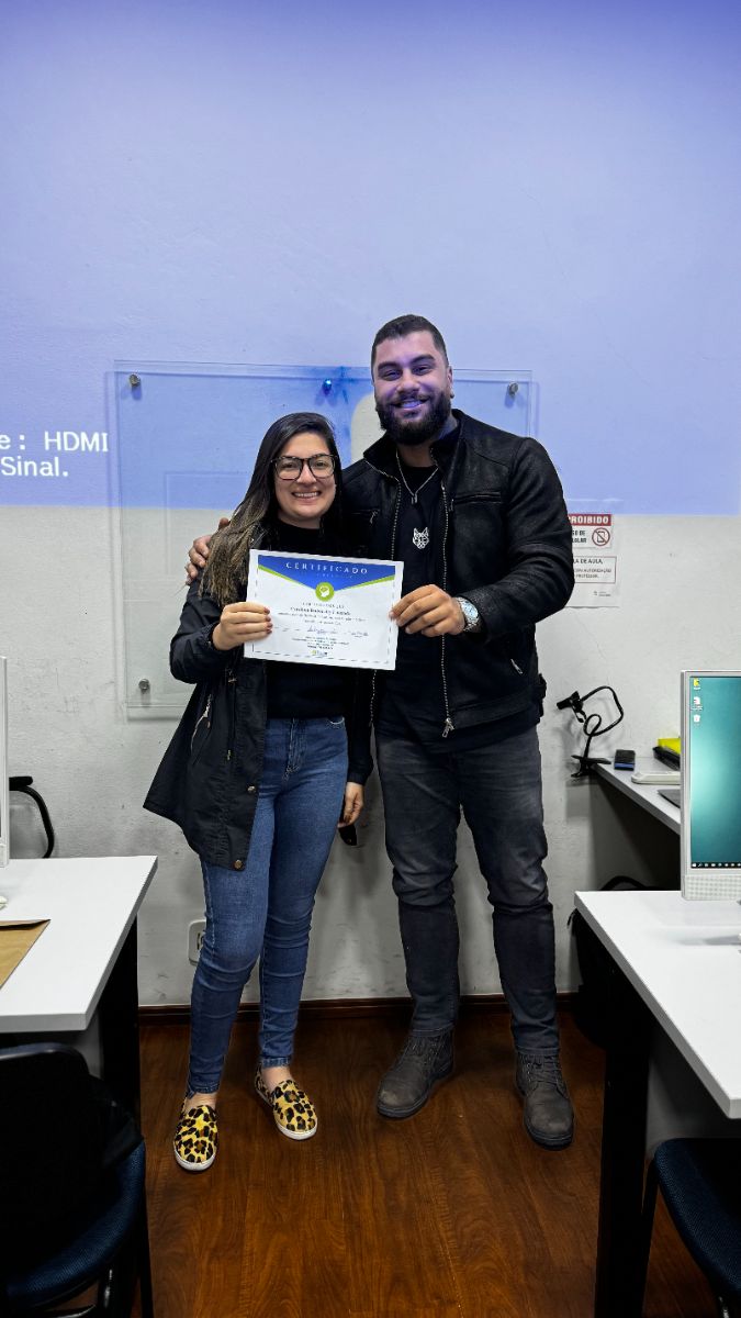 Aluno recebe o certificado do curso