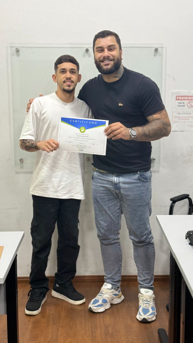 Aluno recebe o certificado do curso