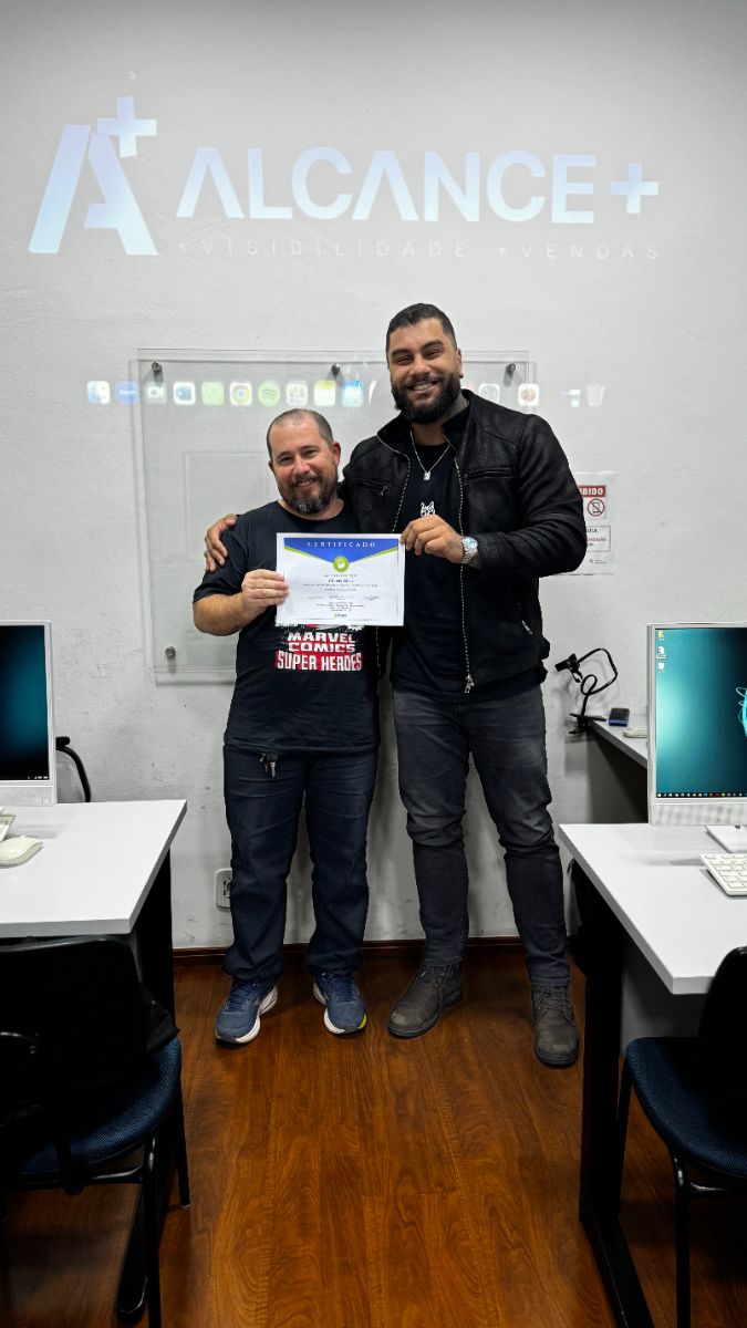 Aluno recebe o certificado do curso