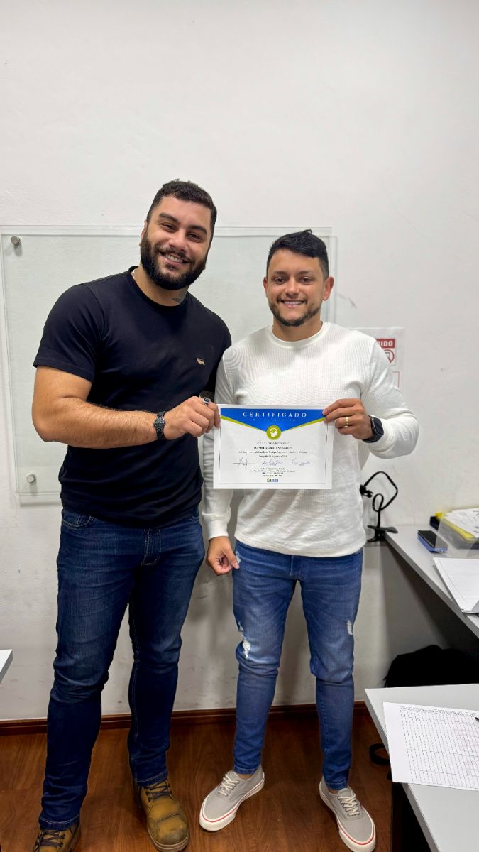Aluno recebe o certificado do curso