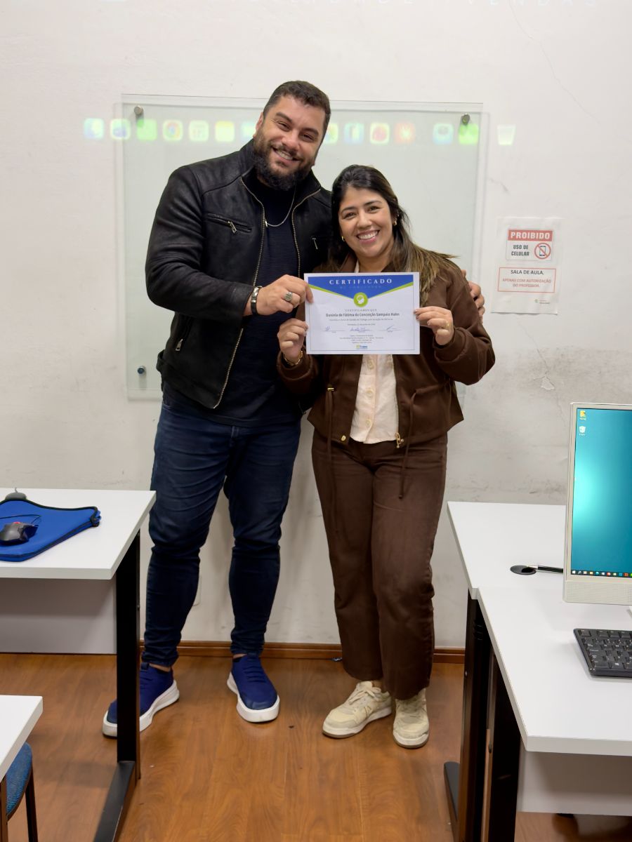 Aluno recebe o certificado do curso