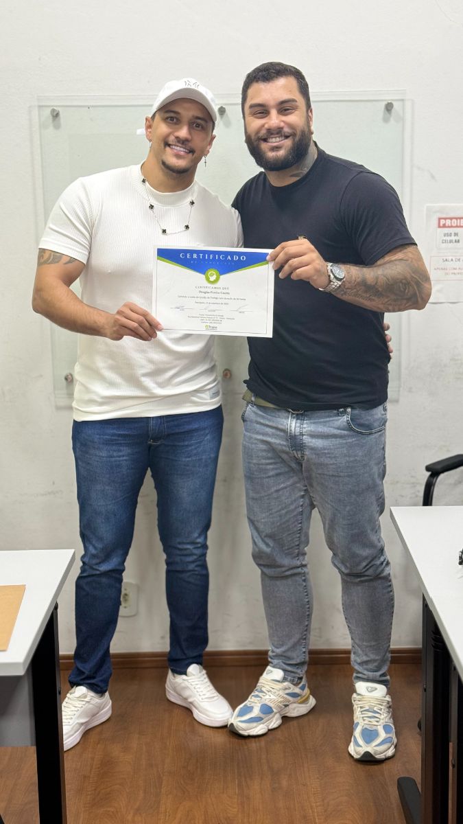 Aluno recebe o certificado do curso