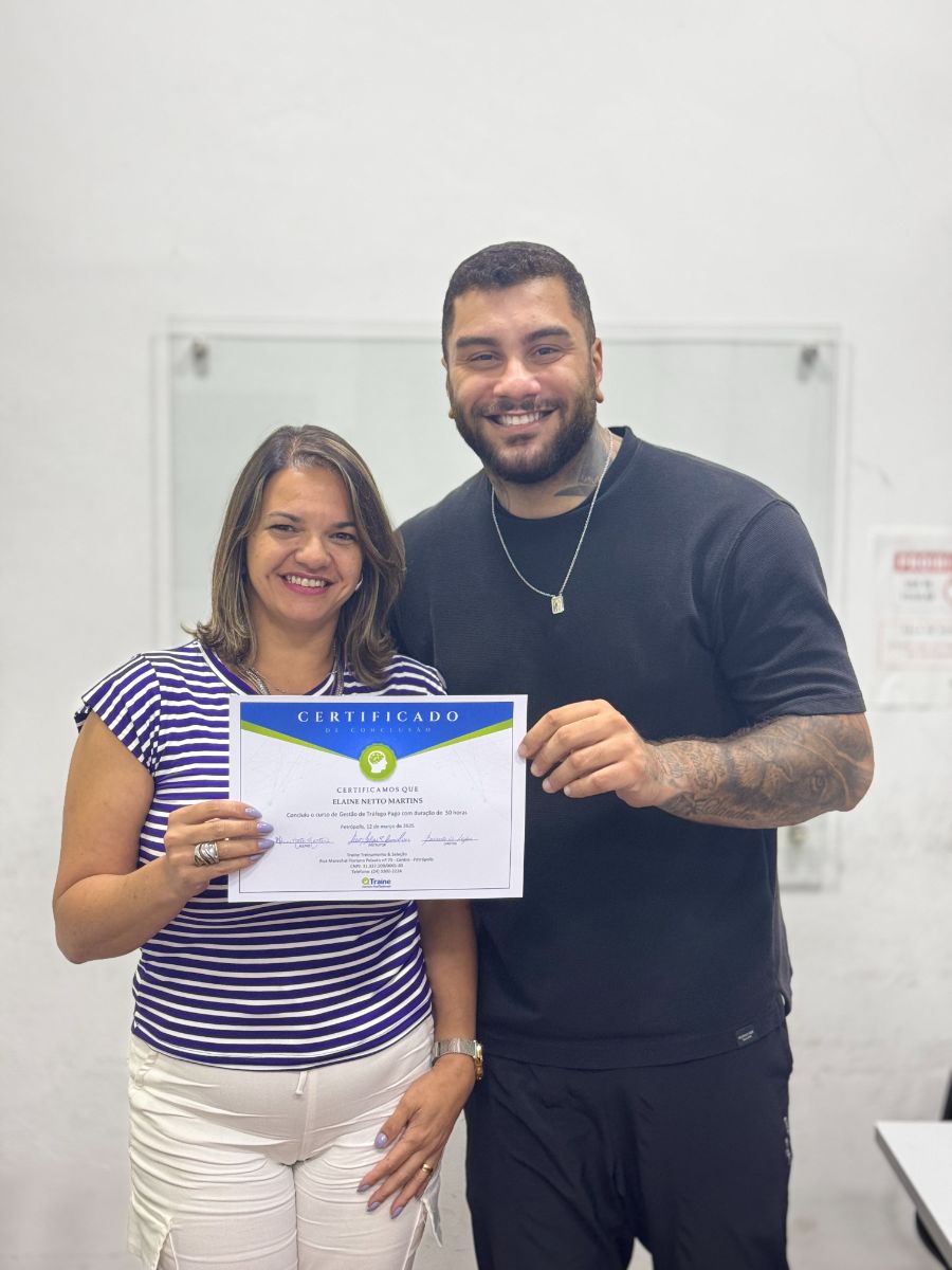 Aluno recebe o certificado do curso