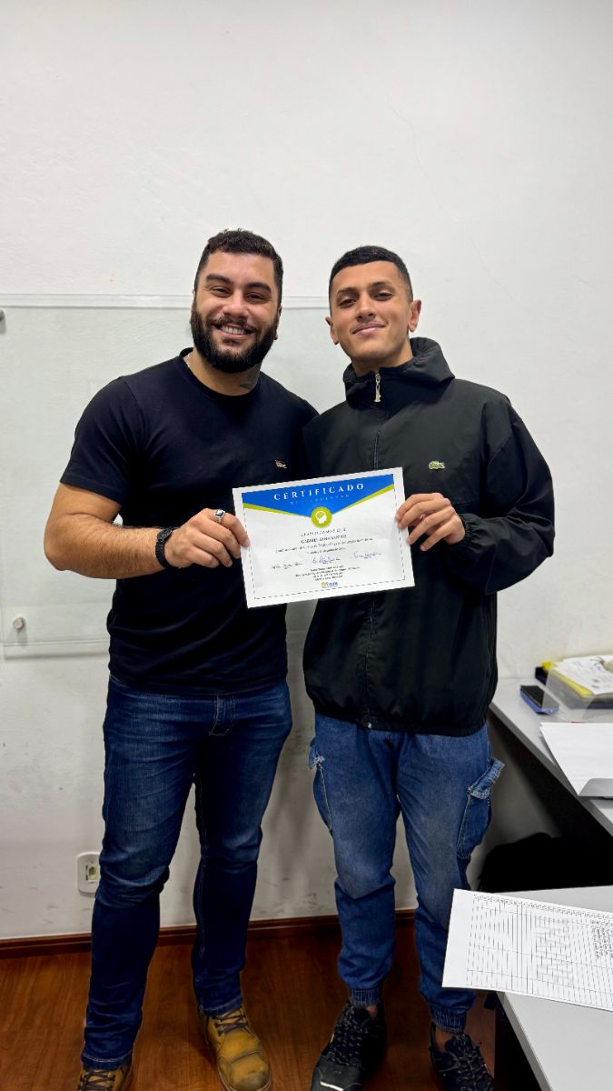 Aluno recebe o certificado do curso