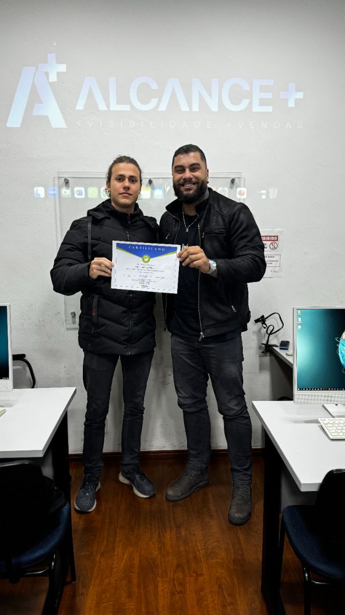 Aluno recebe o certificado do curso
