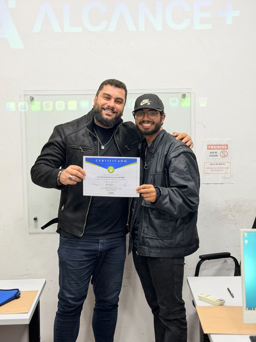 Aluno recebe o certificado do curso