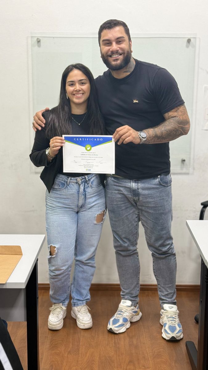 Aluno recebe o certificado do curso