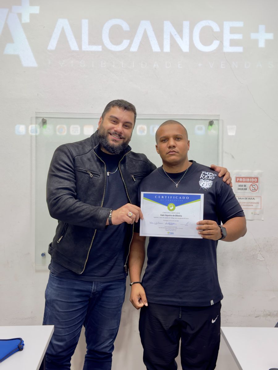 Aluno recebe o certificado do curso