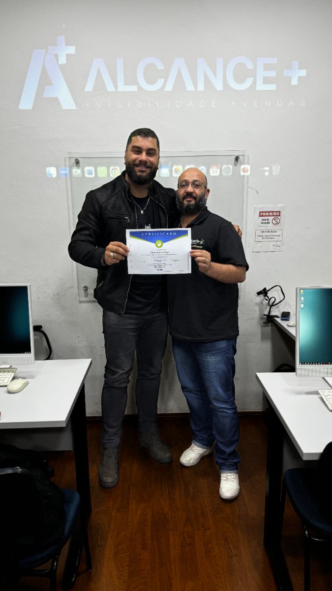 Aluno recebe o certificado do curso