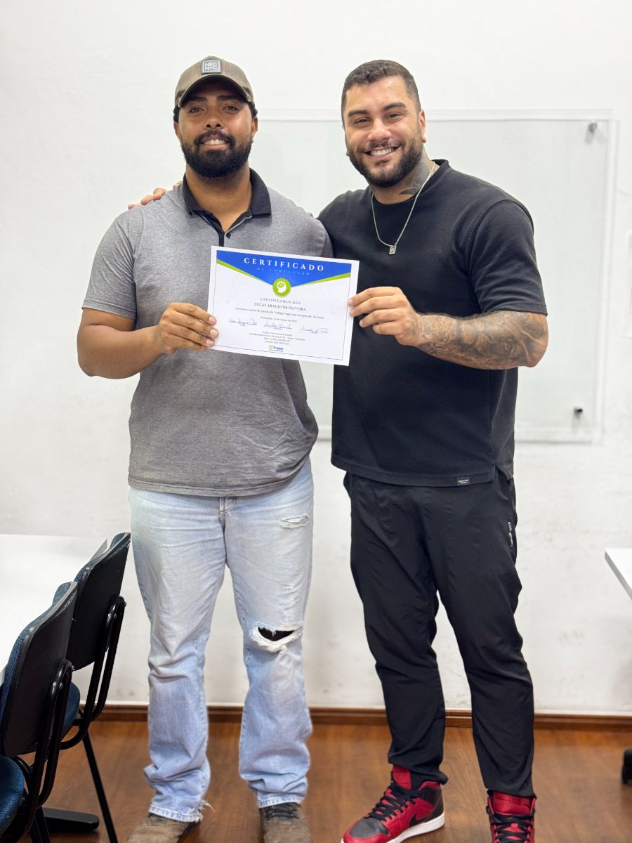 Aluno recebe o certificado do curso