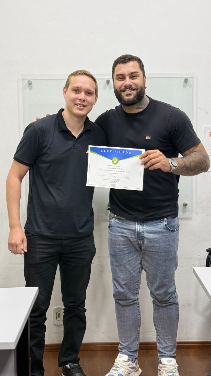 Aluno recebe o certificado do curso