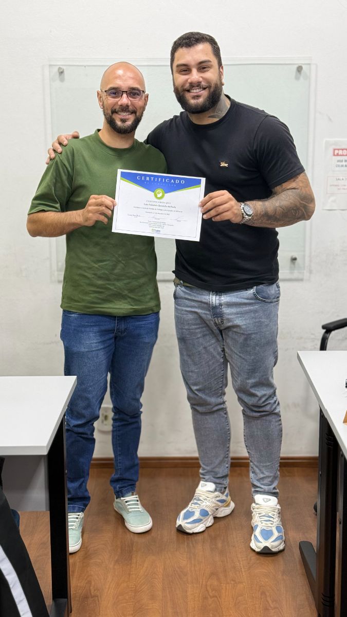 Aluno recebe o certificado do curso