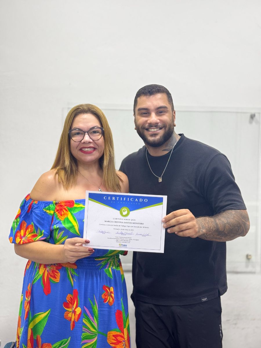 Aluno recebe o certificado do curso