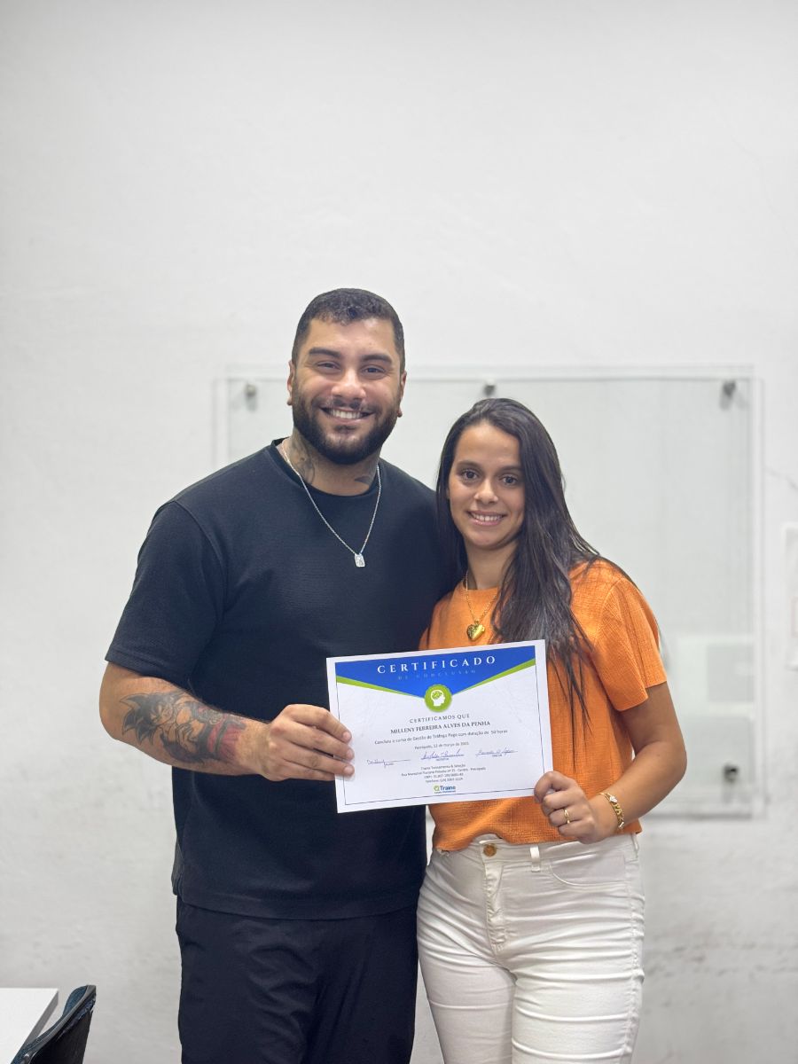 Aluno recebe o certificado do curso