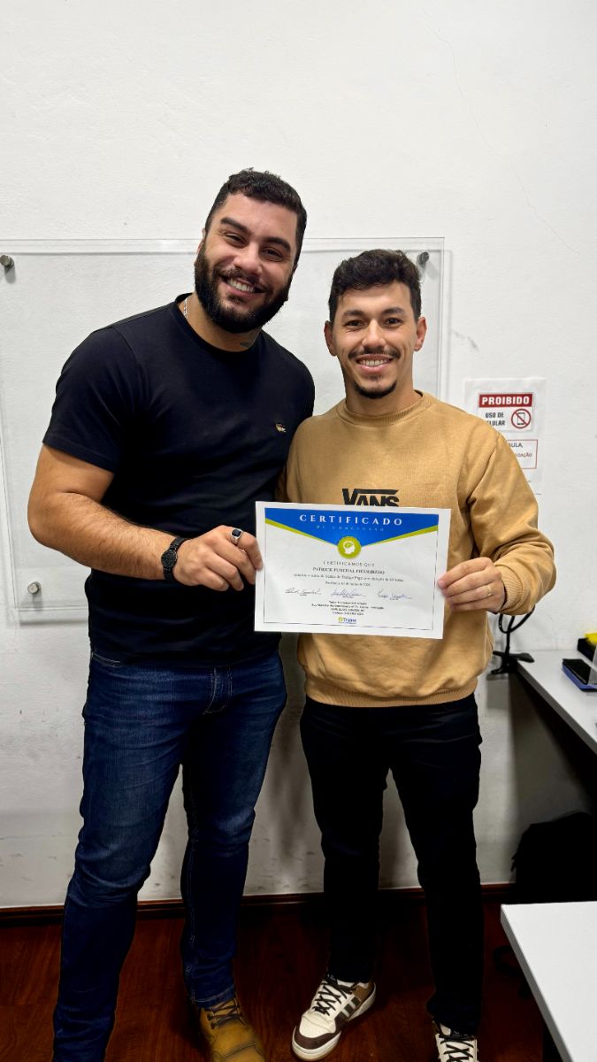 Aluno recebe o certificado do curso