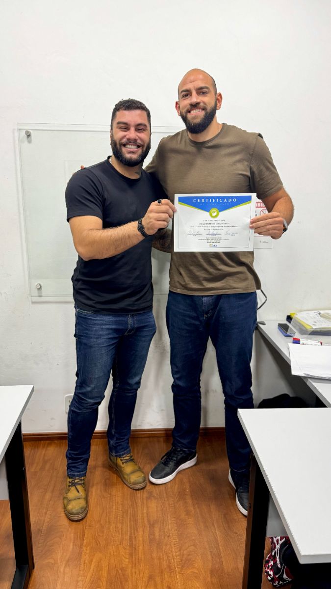 Aluno recebe o certificado do curso