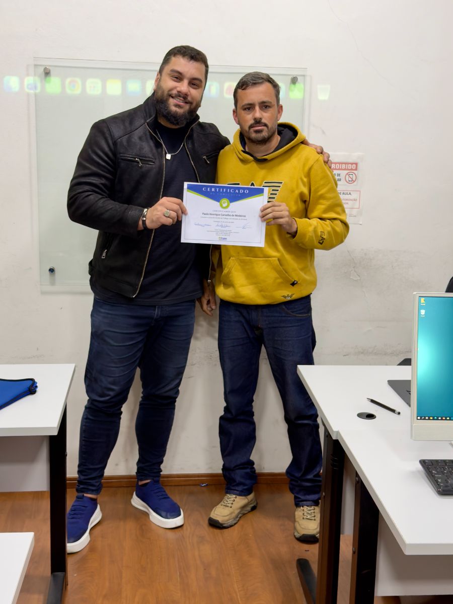 Aluno recebe o certificado do curso