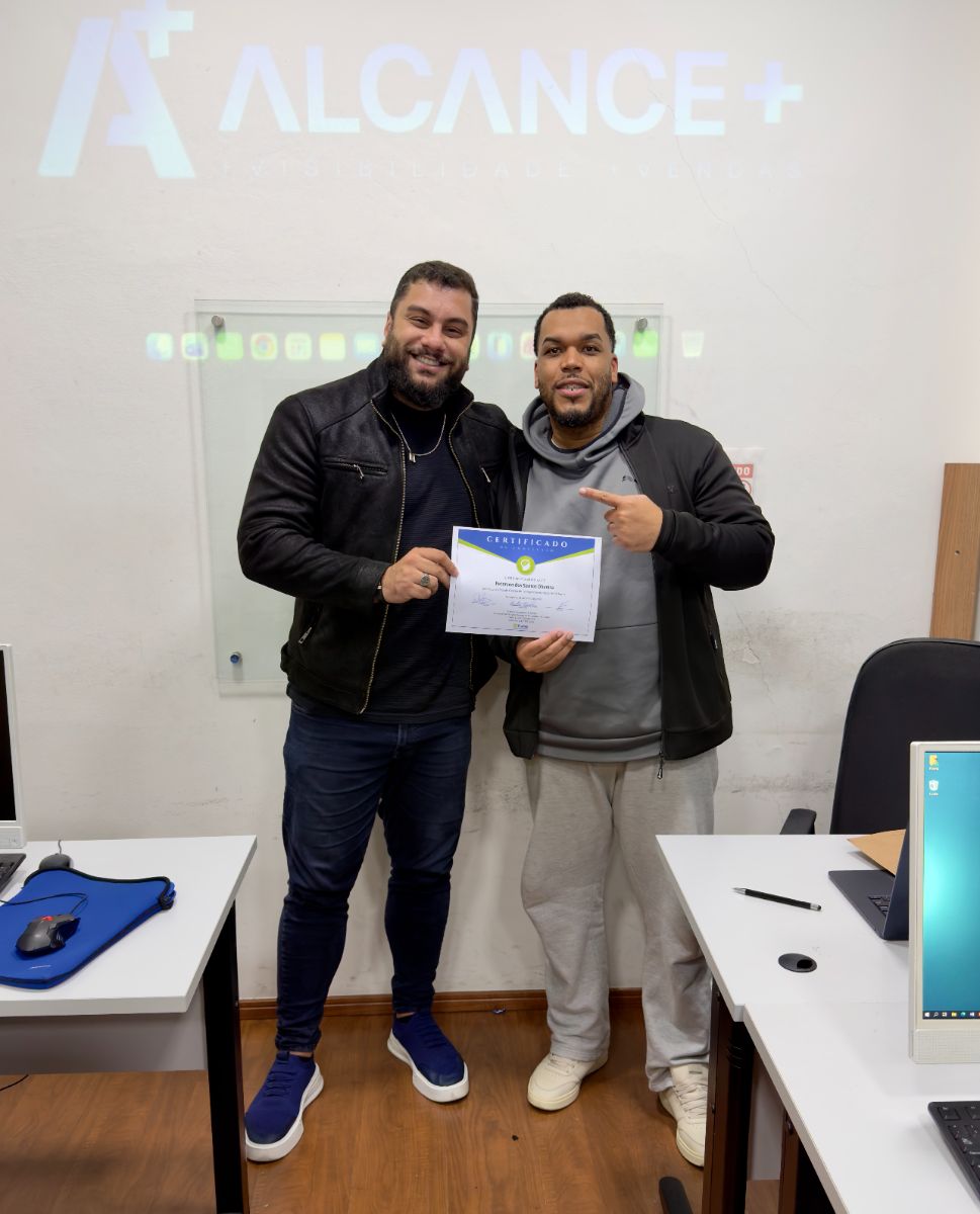Aluno recebe o certificado do curso