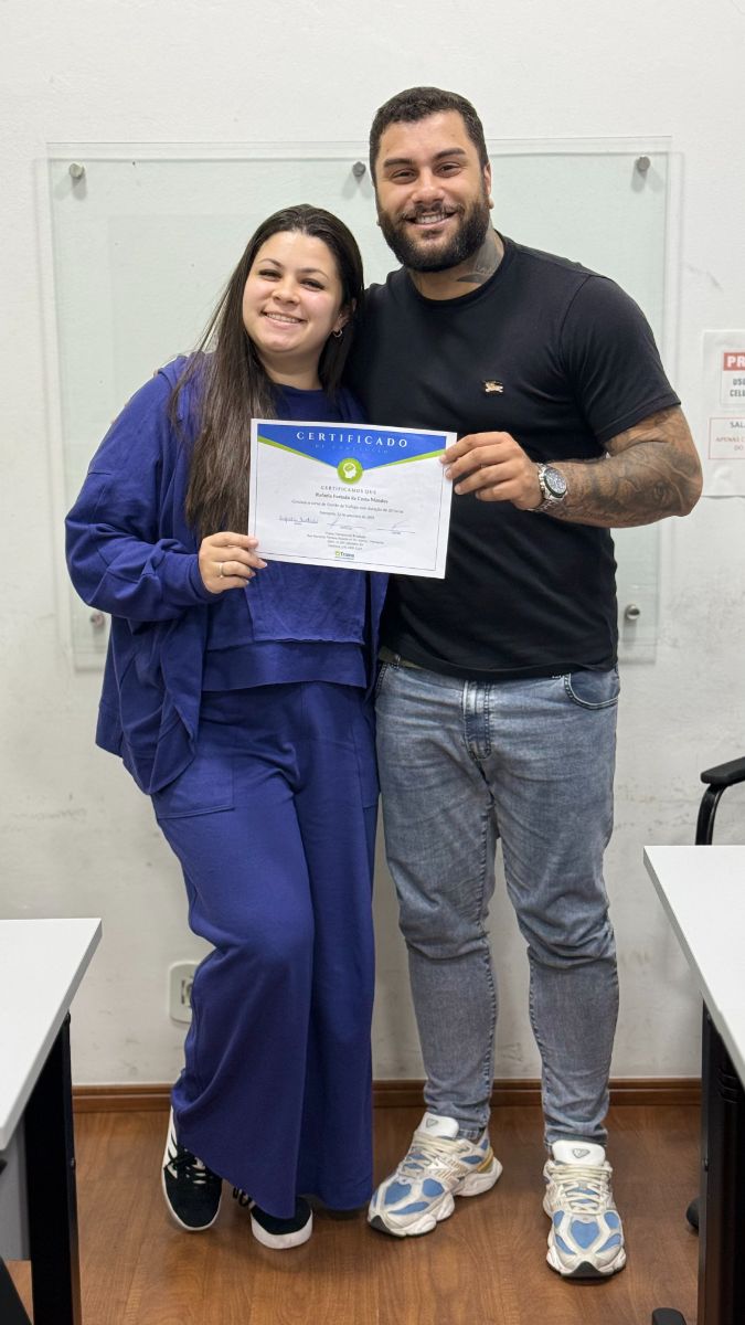 Aluno recebe o certificado do curso