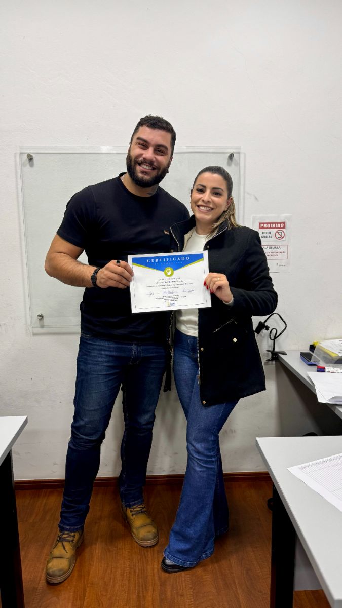 Aluno recebe o certificado do curso