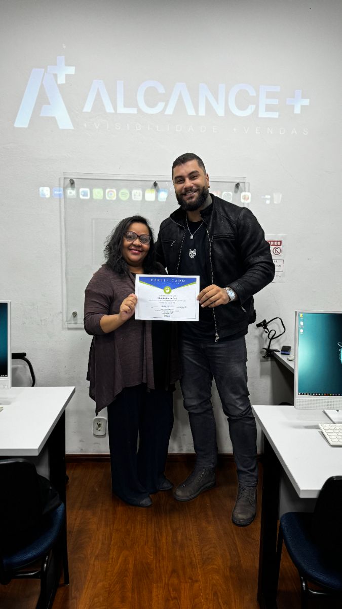 Aluno recebe o certificado do curso