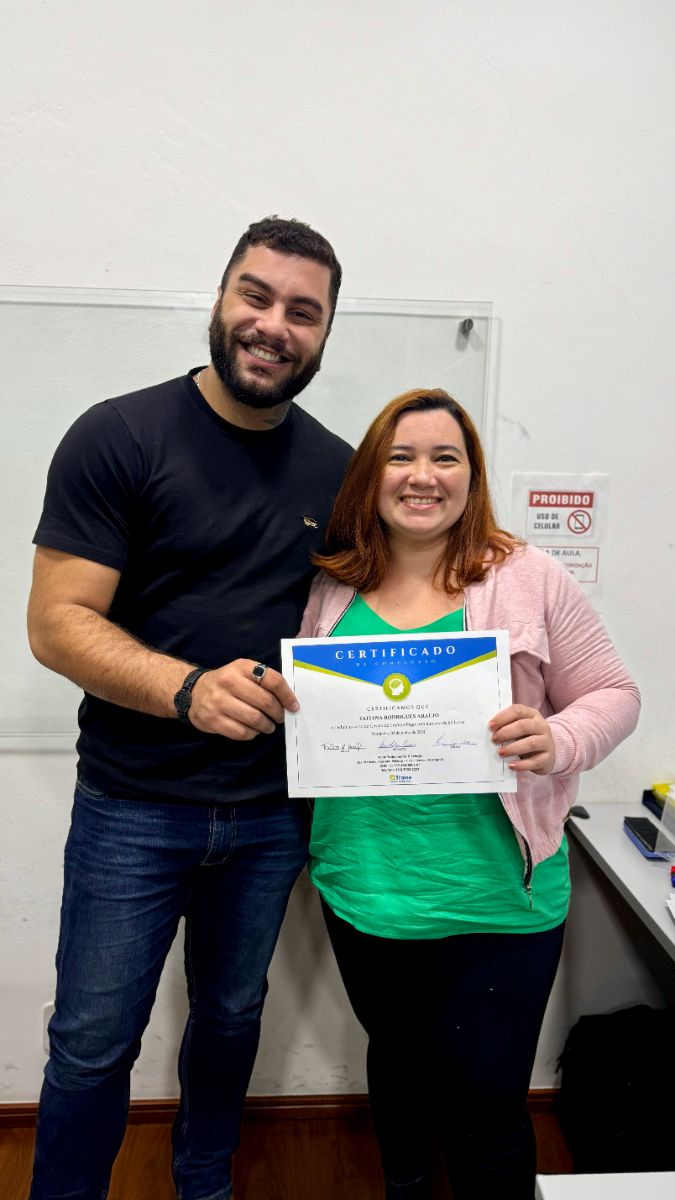 Aluno recebe o certificado do curso