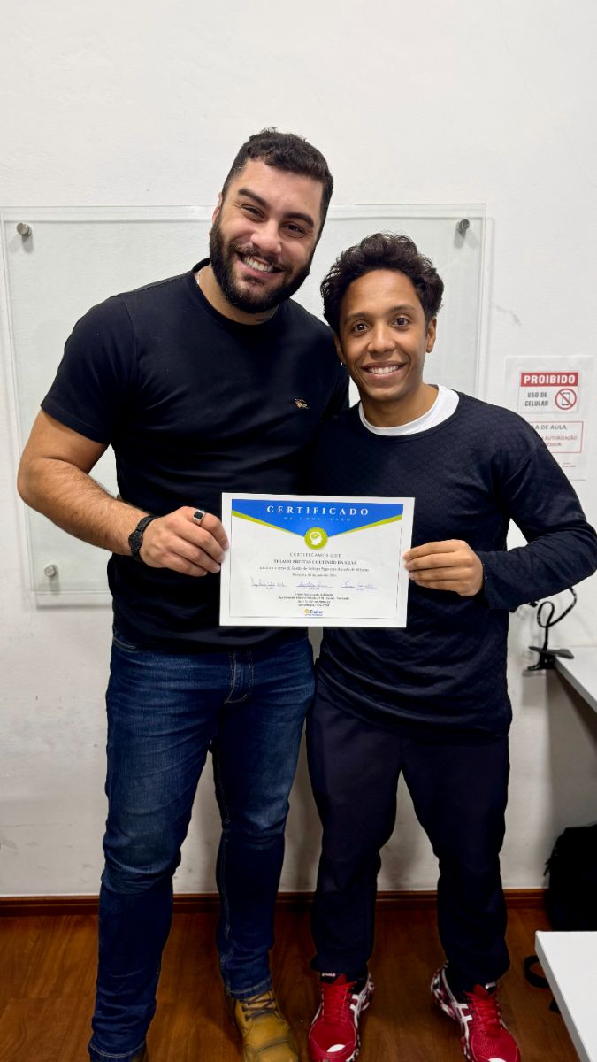 Aluno recebe o certificado do curso