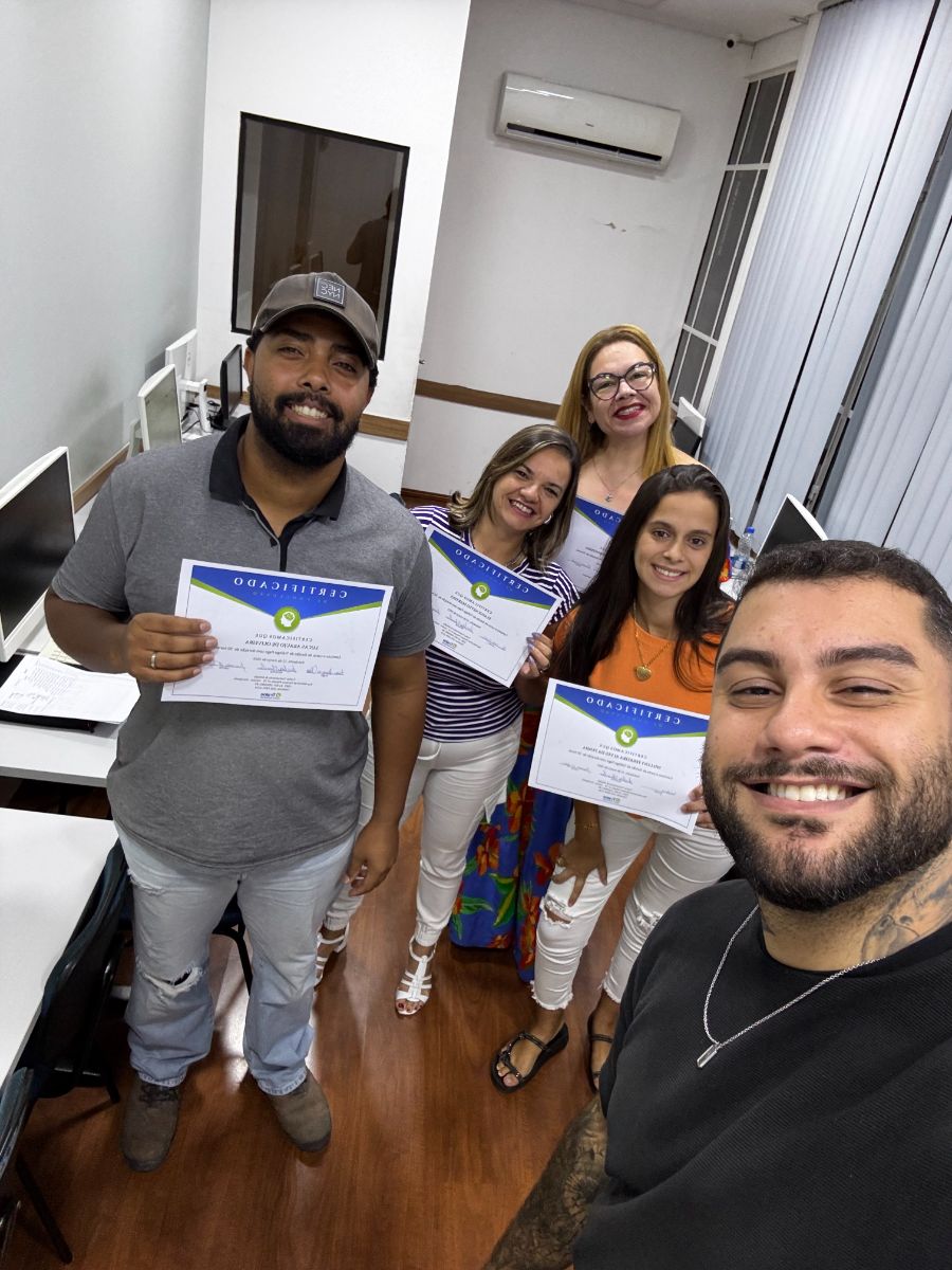 Alunos com seus certificados de conclusão