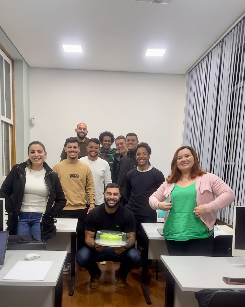 Turma formada reunida na sala de aula