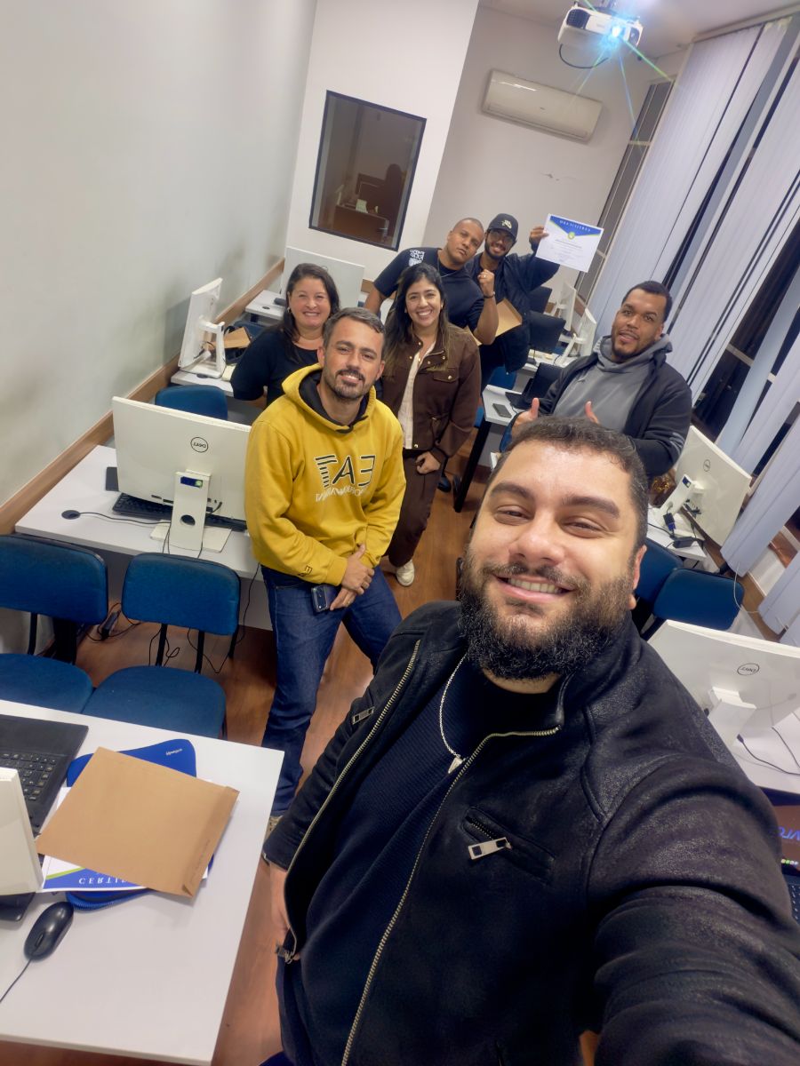 Selfie do professor com a turma no dia da formatura