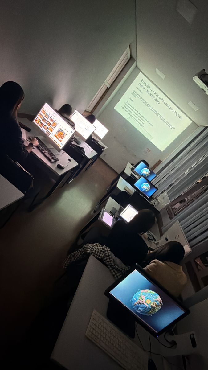 Turma resolvendo um exercício projetado na sala de aula
